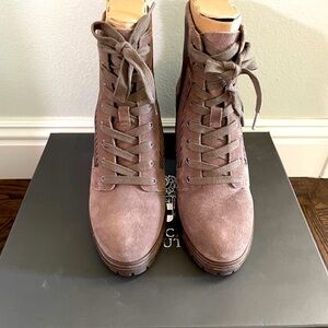 Vince Camuto VC-Donna Boot - Size 7